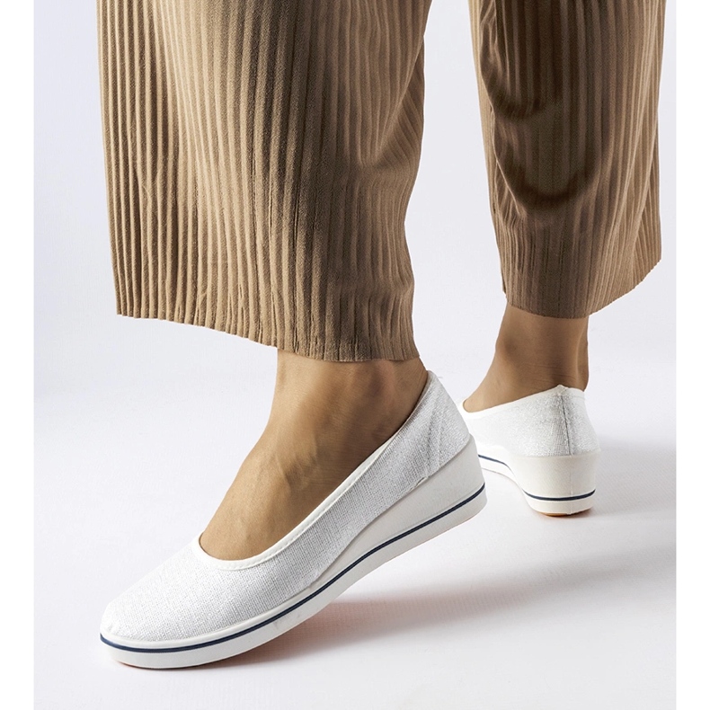 Kiiltävät ecru-balettitassut Morrison-kiilalla beige 1