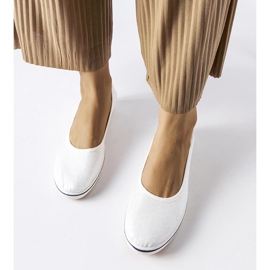 Kiiltävät ecru-balettitassut Morrison-kiilalla beige 2