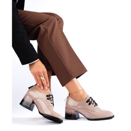 Patenttinauhaiset beigenväriset korkokengät Shelovetilta 2