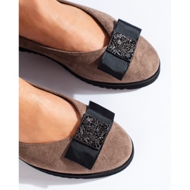 Shelovetin tummanbeige mokkanahkapumput matalalla kiilalla 2