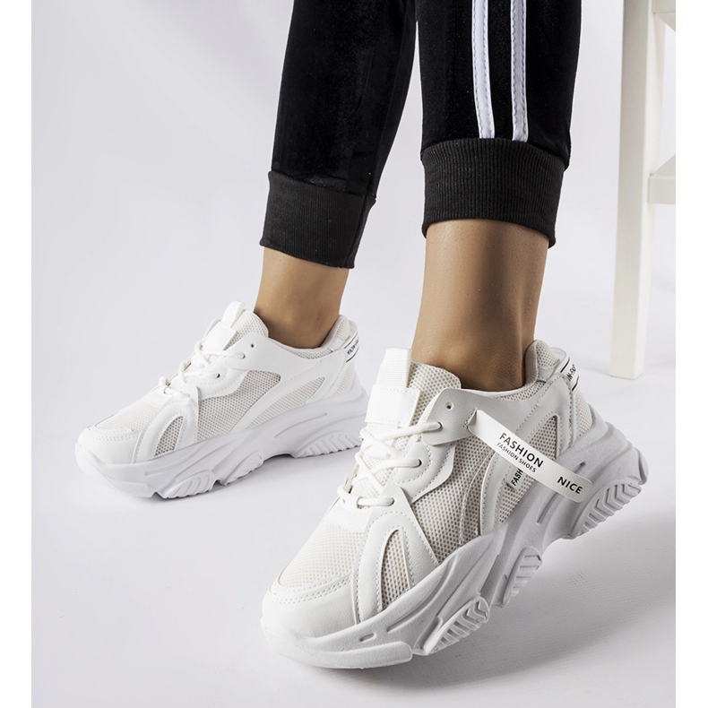 Valkoiset lenkkarit, joissa paksu pohja Fida valkoinen 1