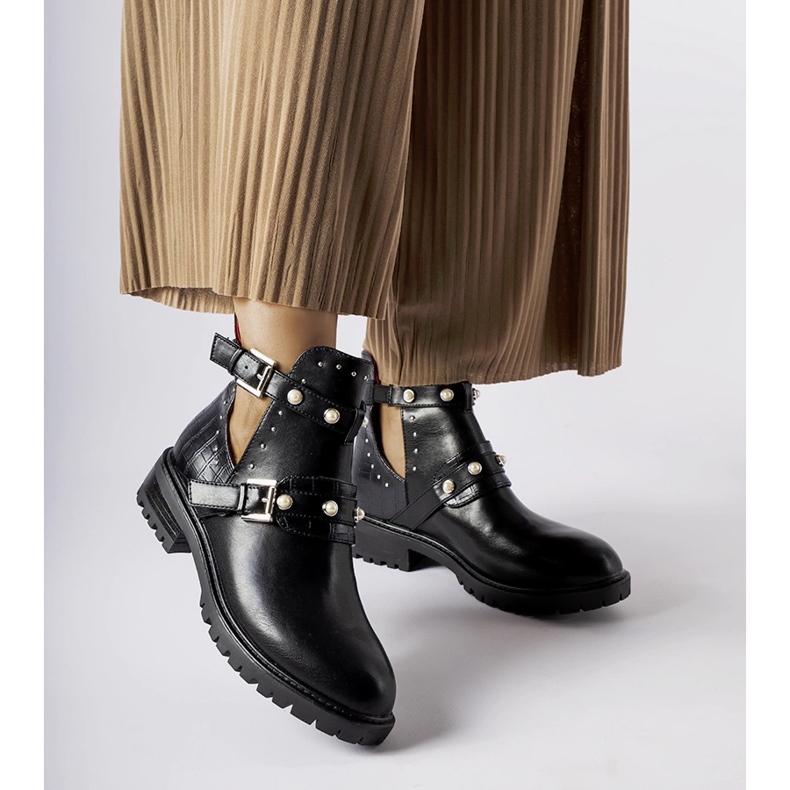 Mustat nilkkurit, joissa leikkaus ja Asker-helmiä 1