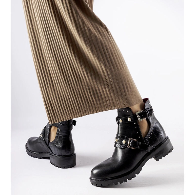 Mustat nilkkurit, joissa leikkaus ja Asker-helmiä 2