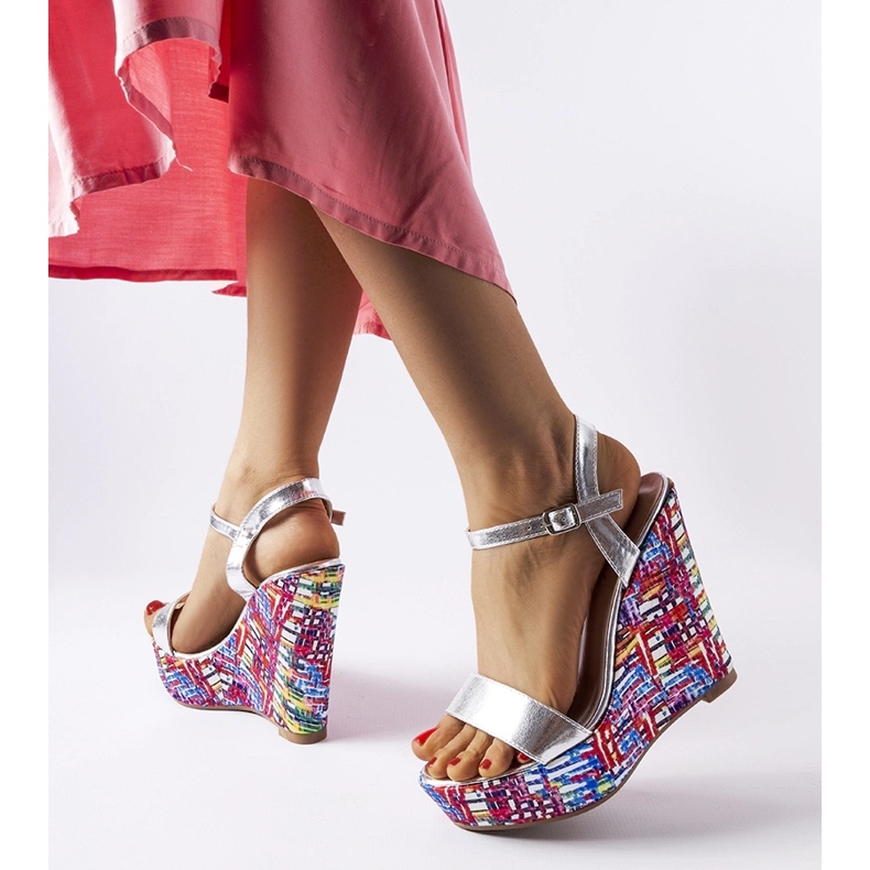 Hopeanväriset fairmont-koristeiset sandaalit 1