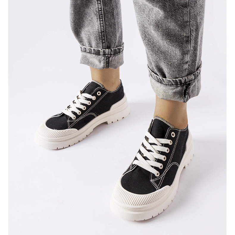 Mustat Nassar-lenkkarit 1