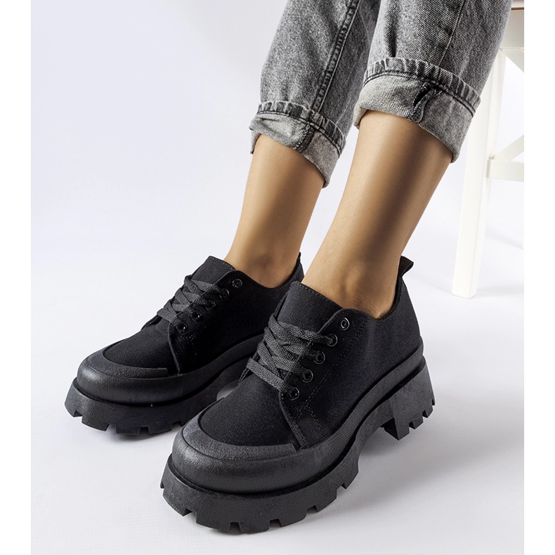 Mustat kengät massiivisella Pointe-pohjalla 1