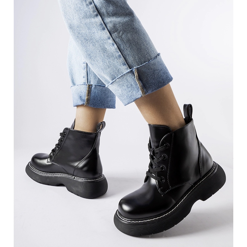 Inna Mustat työntekijöiden saappaat paksulla Sacco-tasolla 1