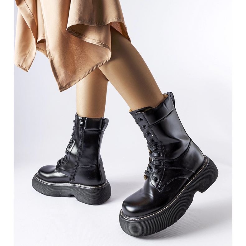 Mustat eristettyjä työntekijöiden saappaat Davi-alustalla 1