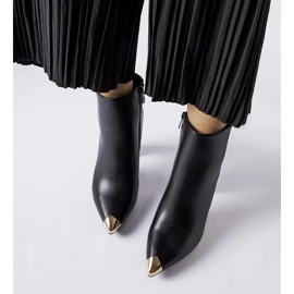 Mustat saappaat, joissa metallikärki Sacra 1