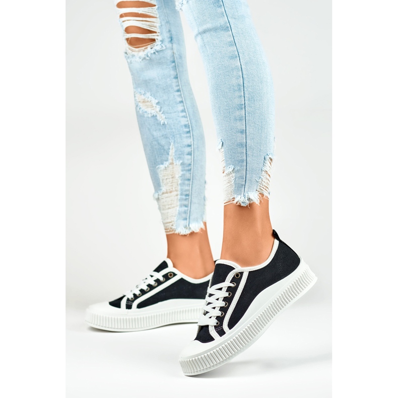 Mustat naisten tennarit, joissa valkoinen pohja 2