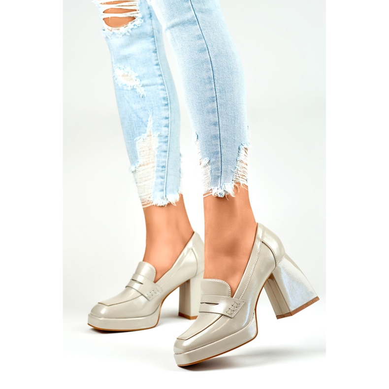 Naisten kiiltonahkaiset kengät korkokengillä beige 1