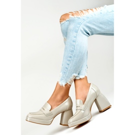 Naisten kiiltonahkaiset kengät korkokengillä beige 2