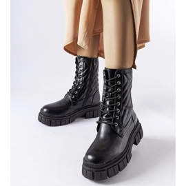 Mustat työläissaappaat, jotka on koristeltu Fiacre-tikkauksella 1