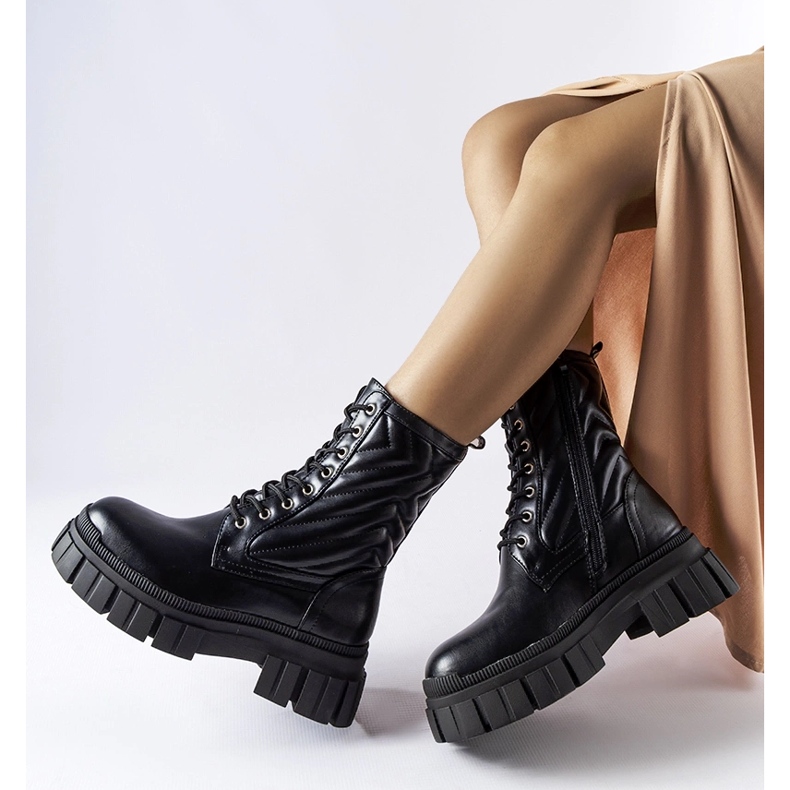 Mustat työläissaappaat, jotka on koristeltu Fiacre-tikkauksella 2