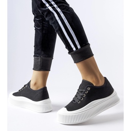 Mustat tennarit paksulla valkoisella Rina-alustalla 1