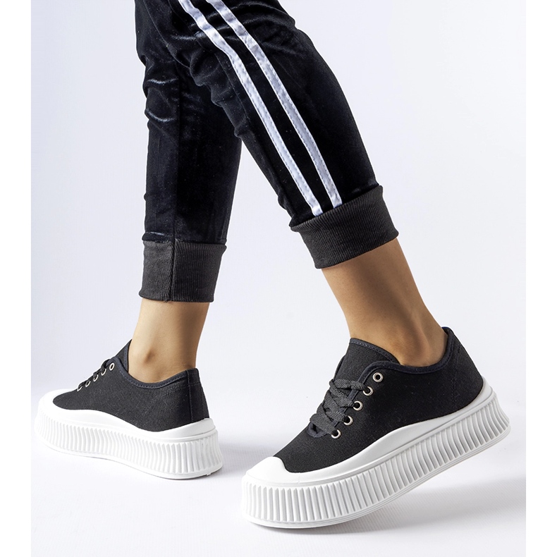 Mustat tennarit paksulla valkoisella Rina-alustalla 1