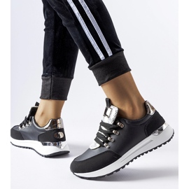 Mustat tennarit hopeisella Frum-koristeella 1