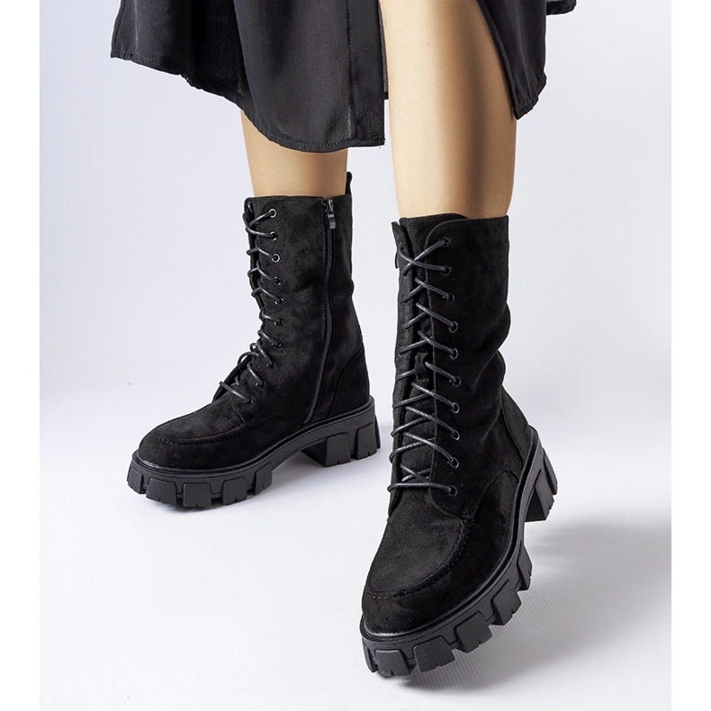 Mustat eko-mokkanahkatyöläiset Inesin kulutuspinnalla 1