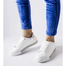 Valkoiset klassiset lenkkarit Dina strassilla valkoinen 1