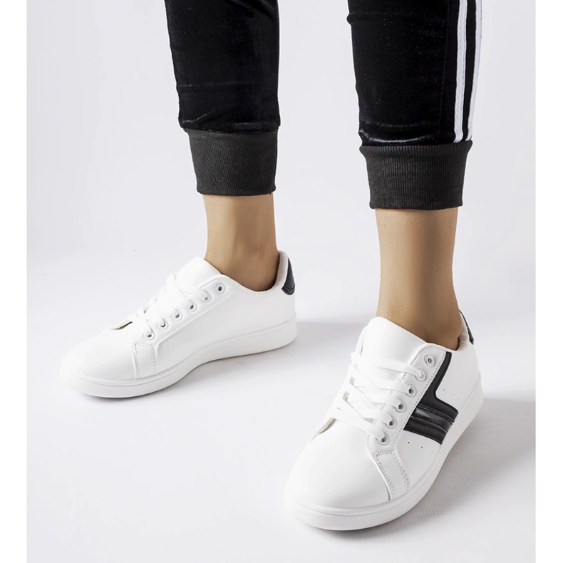 Valkoiset lenkkarit mustilla Rizzo-sisäkkeillä valkoinen 1