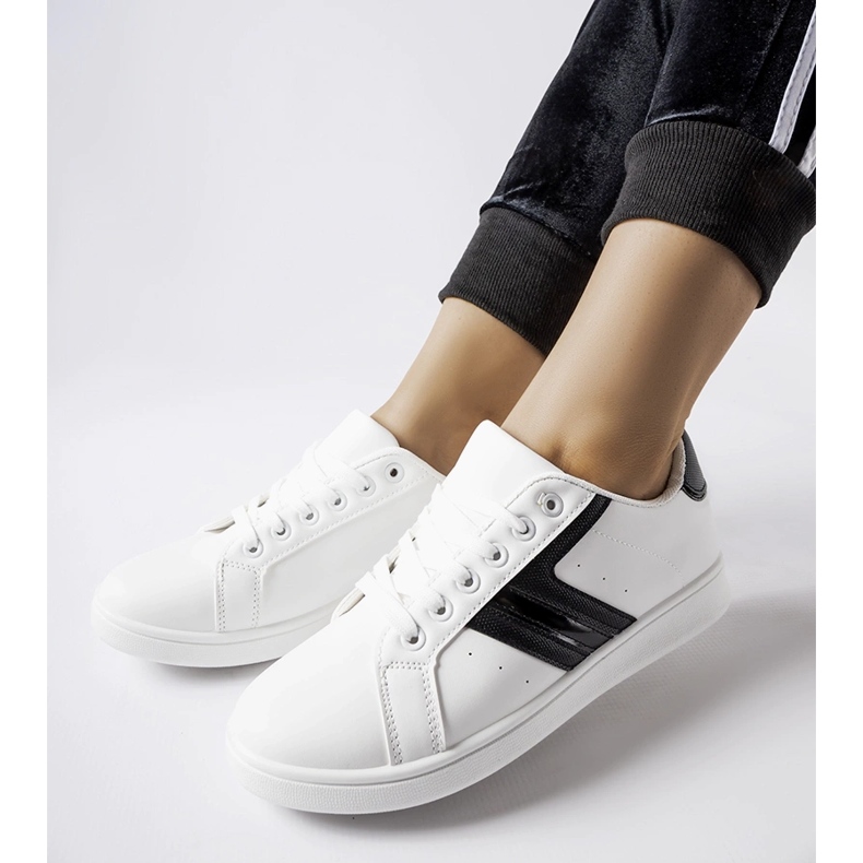 Valkoiset lenkkarit mustilla Rizzo-sisäkkeillä valkoinen 2