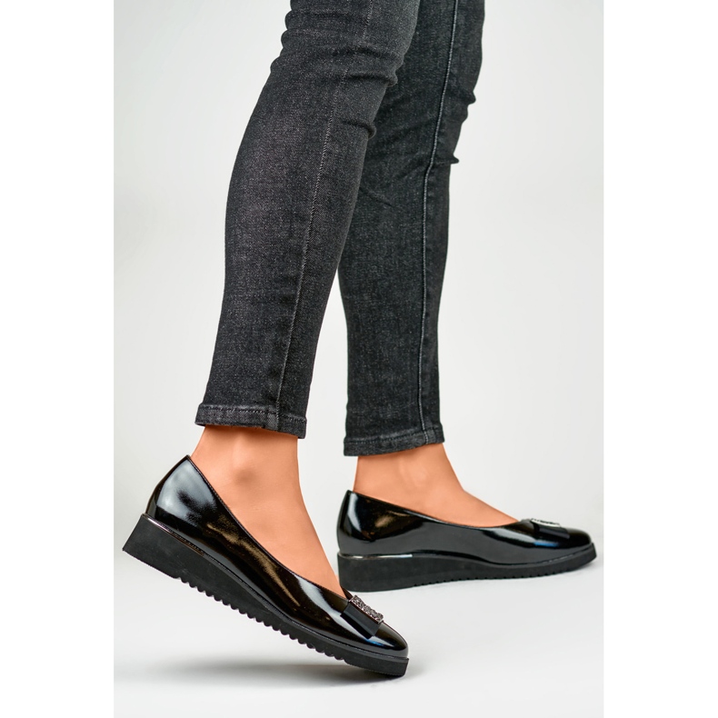 Mustat patentoidut pumput matalalla kiilalla 1