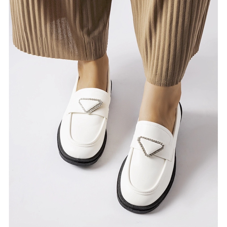 Valkoiset mokasiinit koristeltu Marsilius strassikivillä valkoinen 1