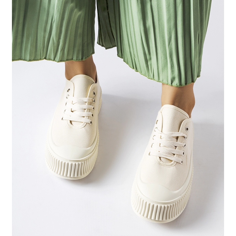 Beiget lenkkarit paksulla Rina-tasolla 1