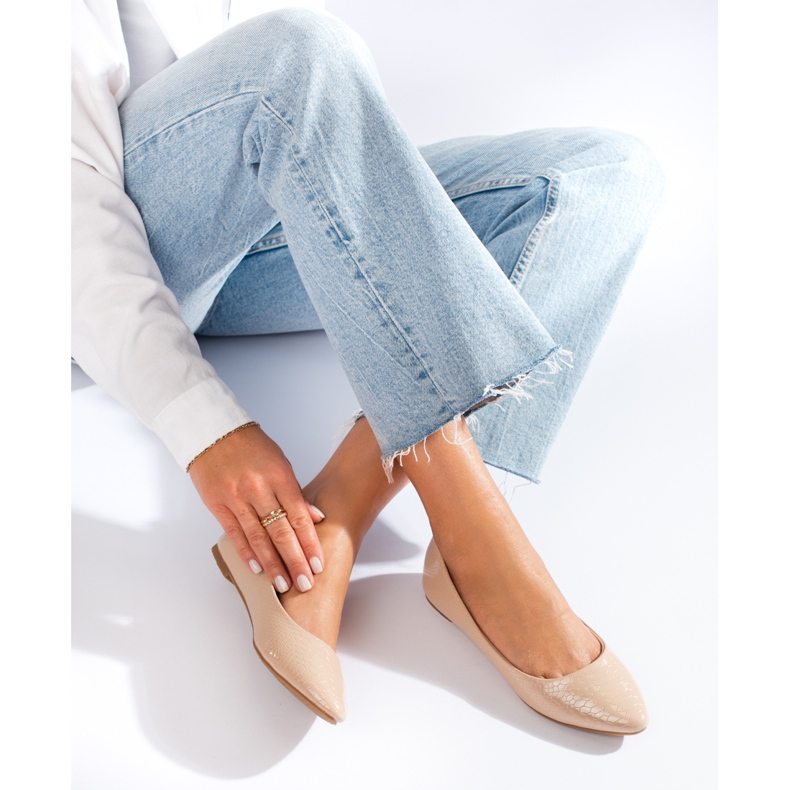 Shelovetin beigenväriset naisten balettiasut 1