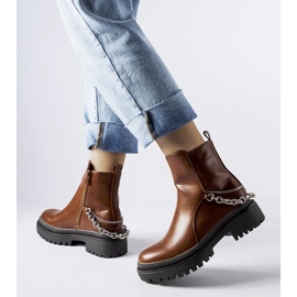 Ruskeat nilkkurit Muqaddim-ketjulla 1