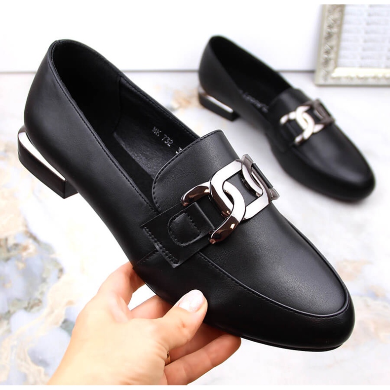 Naisten tasakorkoiset kengät ketjulla, musta Sergio Leone MK732 1