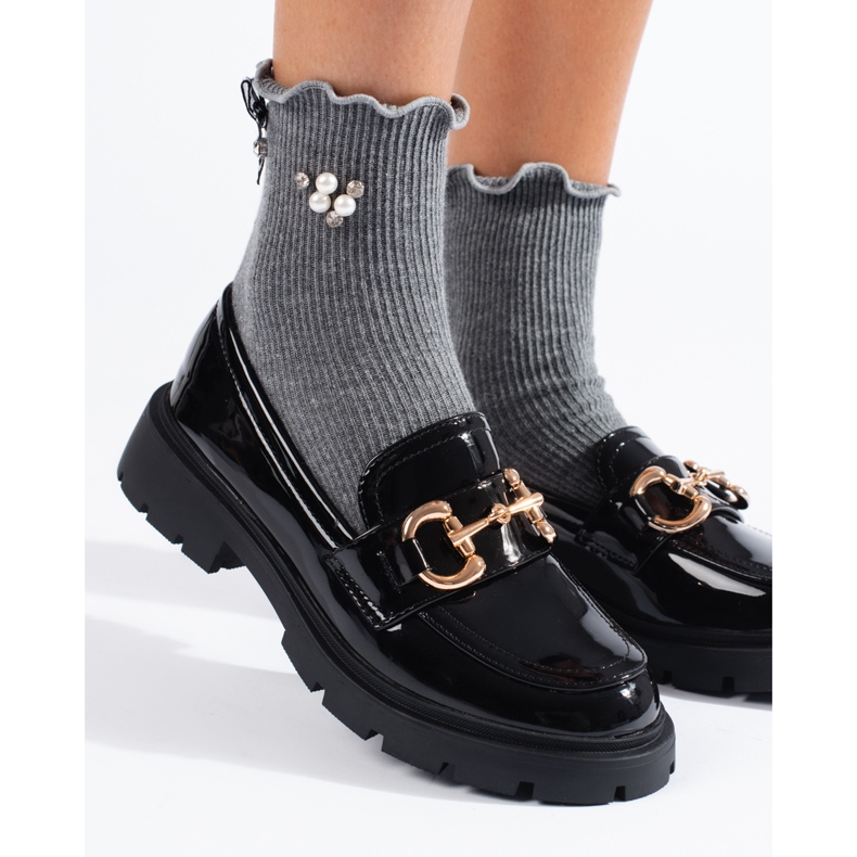 Patenttimustat loaferit kultaisella Shelovet-soljella 2