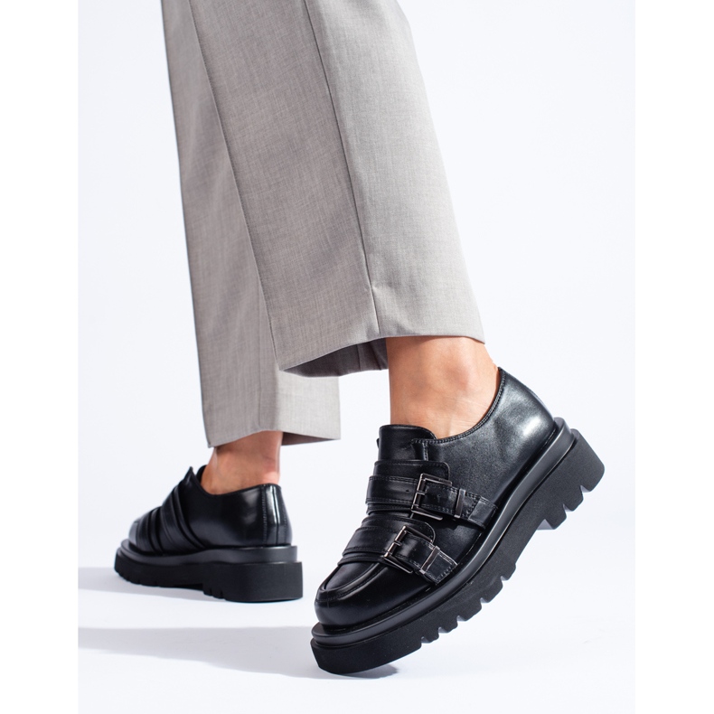 Mustat kengät, joissa paksu Shelovet-pohja 2