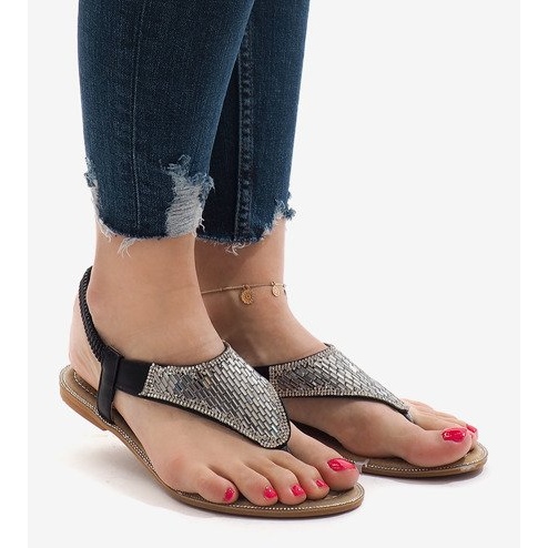 Mustat sandaalit koristeltu B-935: llä 2