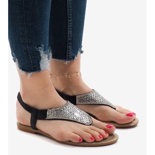 Mustat sandaalit koristeltu B-935: llä 1