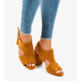 Kamelin avoimet sandaalit leikkauksella 99-33A ruskea 1