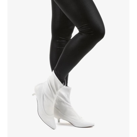 Harmaat korkokengät ja Ragemour -sukka 1