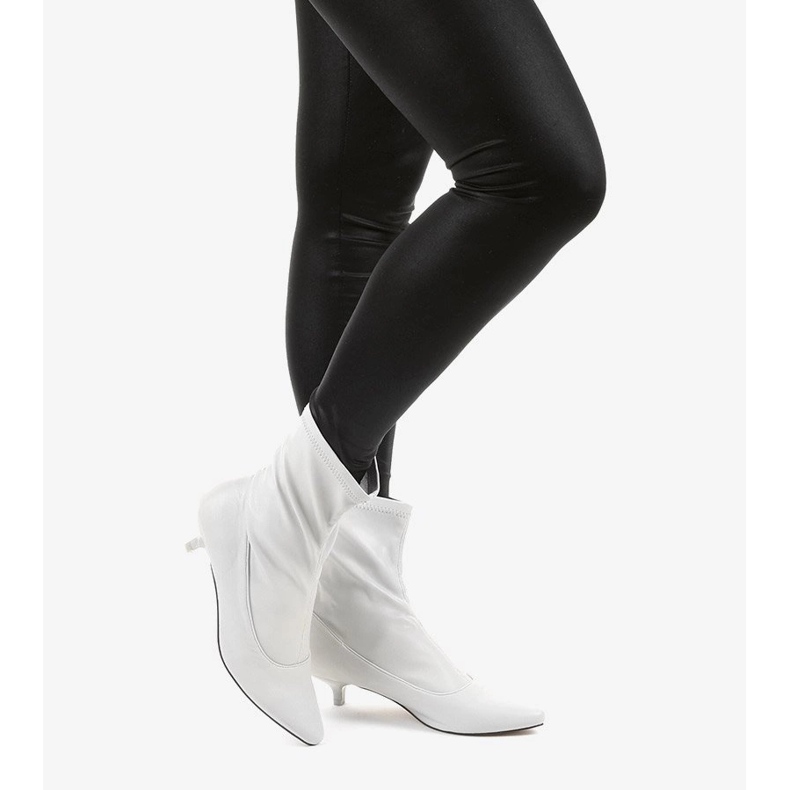 Harmaat korkokengät ja Ragemour -sukka 1