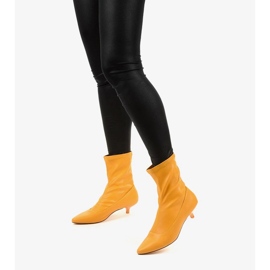 Keltaiset korkokengät ja Ragemour -sukka keltainen 1