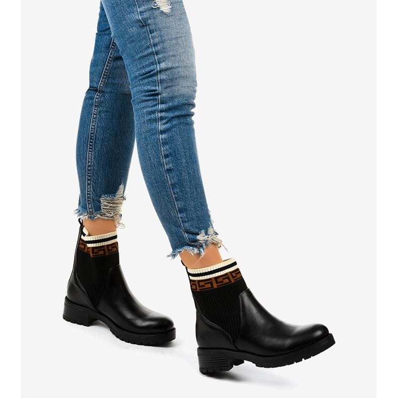 Mustat saappaat Mangtoris -sukalla 1