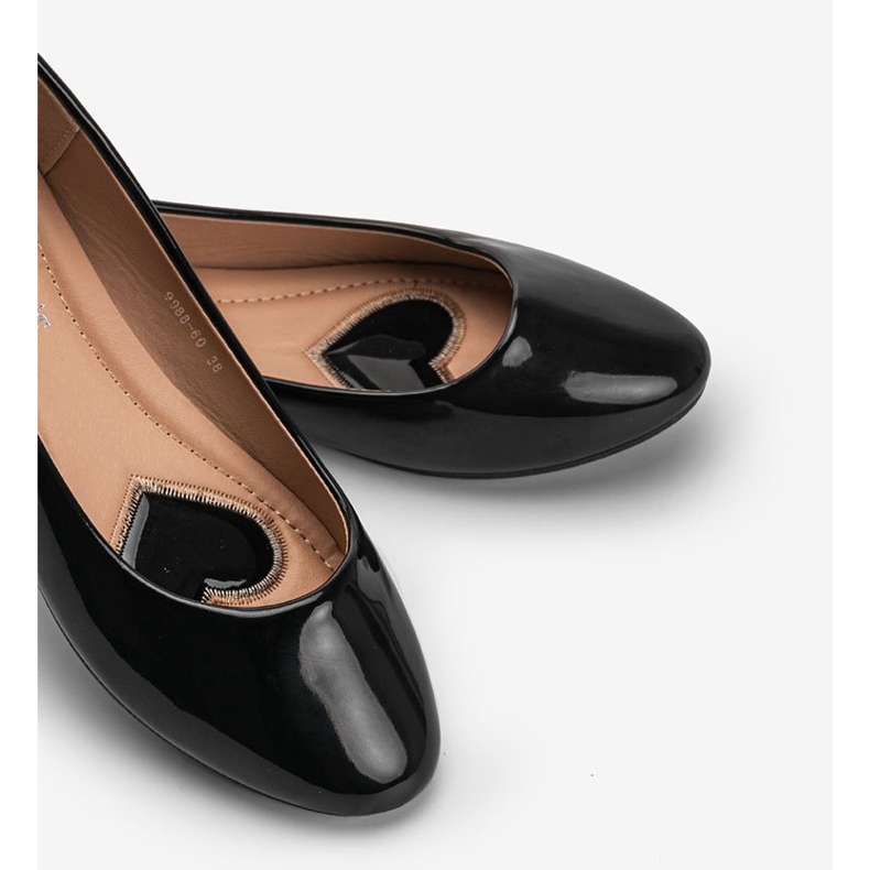 Mustat lakatut Intian ballerinat 1