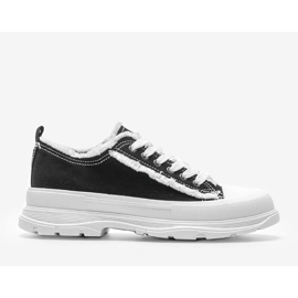 Mustat lenkkarit paksussa Makennan pohjassa 1