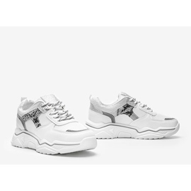 Valkoiset lenkkarit paksulla pohjalla, jossa on käärme ihon malli Anika valkoinen 1