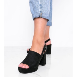 Mustat sandaalit Chikien postauksessa 1