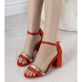 Oranssit sandaalit Kino -postissa 1