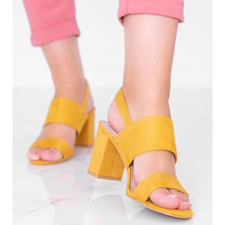 Sinappisandaalit Lil Sweetie -postissa keltainen 1
