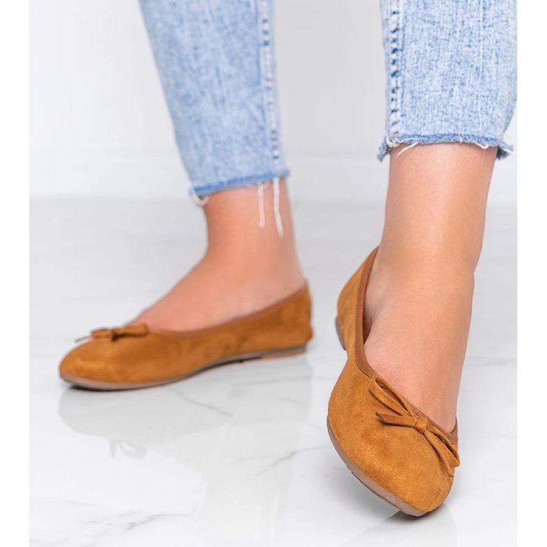 Ruskeat ballerinat, joissa on jousi Angelina 1