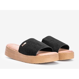 Mustat tossut alustalla 1