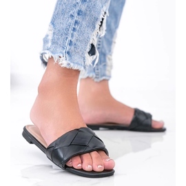 Mustat tossut, joissa punottu Iren -päällinen 1