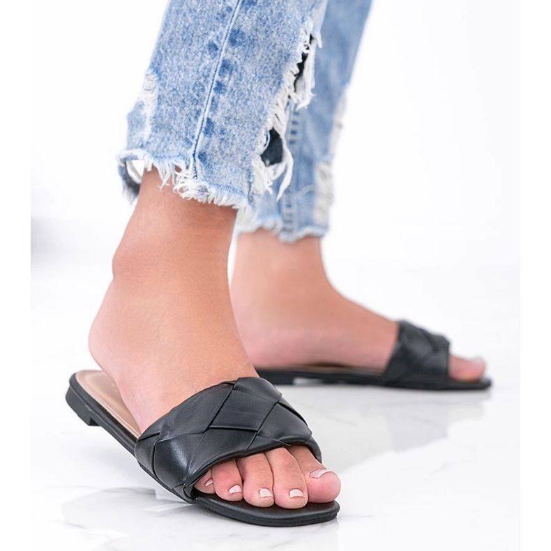 Mustat tossut, joissa punottu Iren -päällinen 1